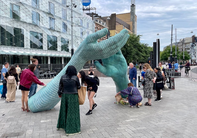 ‘Houd je rug recht, verdedig de zwakken en de minderheden’ – Monument voor Peter R. De Vries op het Leidseplein – Nieuws